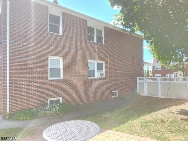 Building Photo - 530 Bernard Ave