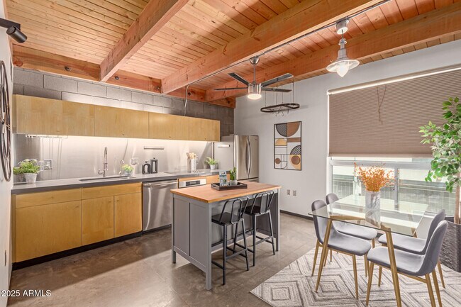 Building Photo - 727 E Portland St