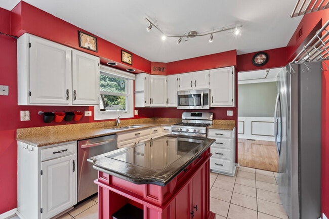 Building Photo - 2158 Countryside Cir