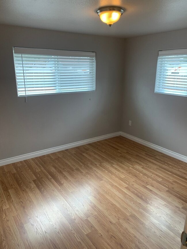 Building Photo - Adorable Two Bedroom One Bath on Cul De Sa...