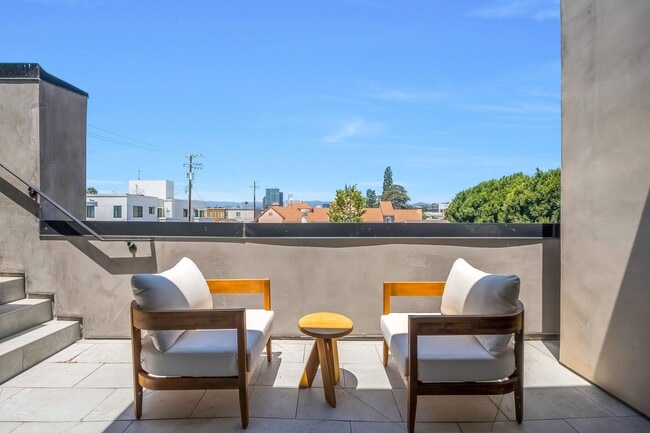 Building Photo - 1859 Barry Ave