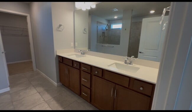 Building Photo - 1962 Summer Serenity Dr