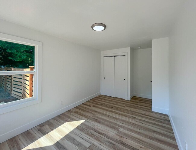 Building Photo - Charming NE Portland Apartment Near Parks, Shops & Transit