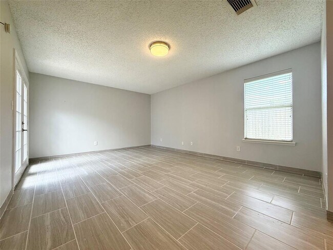 Building Photo - 2131 Highland Hills Dr