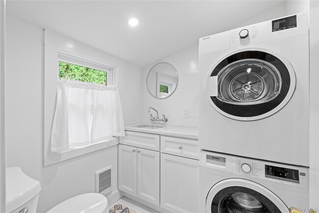 Building Photo - 152 Main St