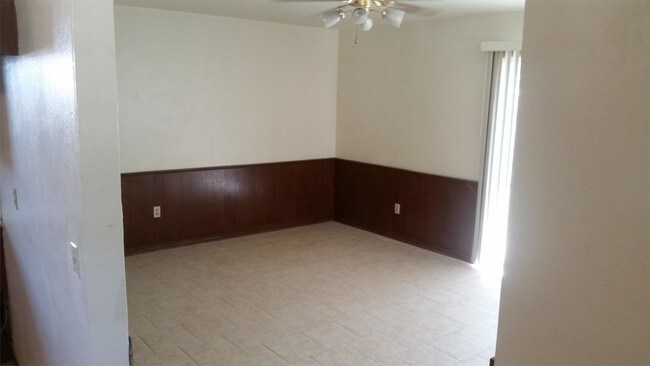 Building Photo - 7608 S Villa Ave