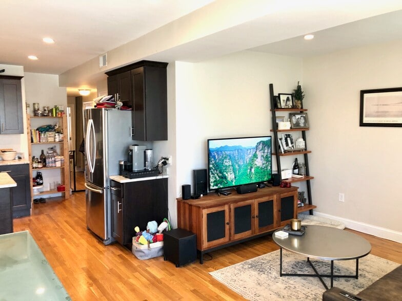 Building Photo - 19 Plymouth St