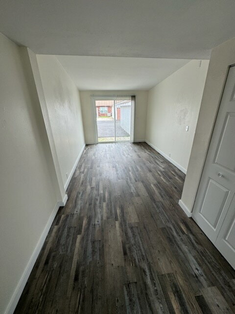 Building Photo - 1 Bed Single Level Apartment