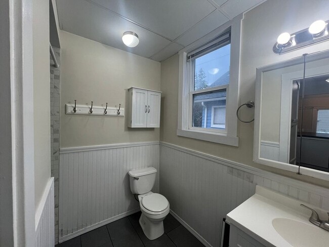 Building Photo - 4 bedroom 1 bath house - Lakeway neighborhood