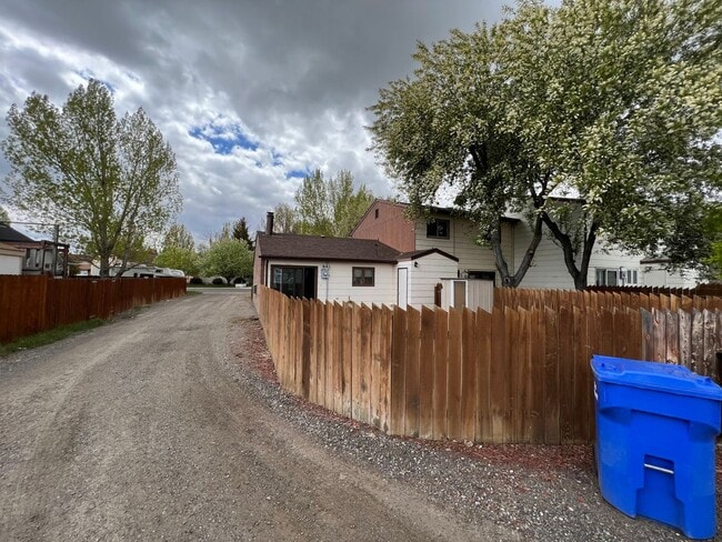 Building Photo - 1 Bedroom 1 Bath Townhouse in Great Neighborhood