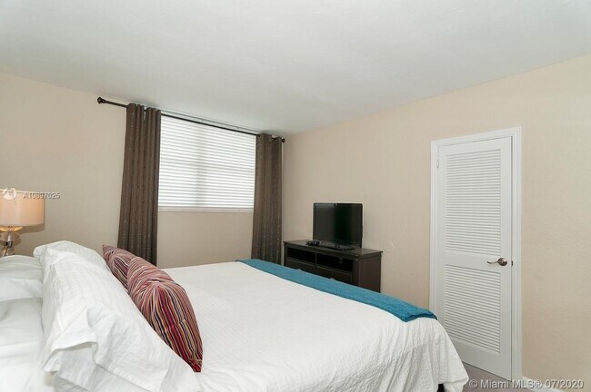 Building Photo - 3801 S Ocean Dr