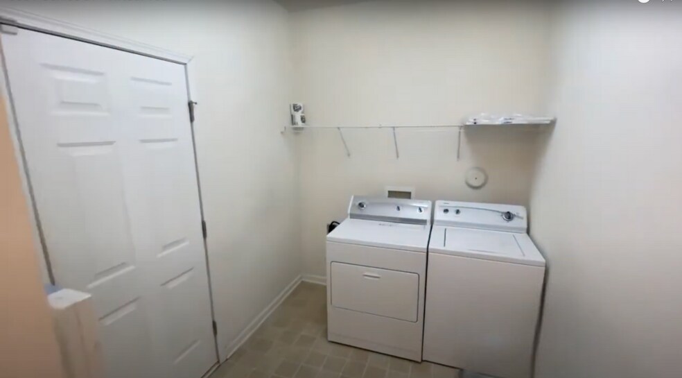 Building Photo - Room in Single Family Home on Genlee Dr