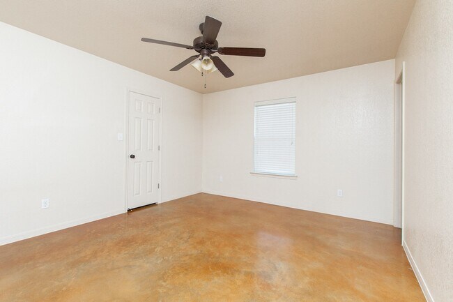 Building Photo - 613 Kendra Dr