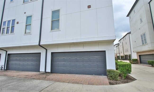 Building Photo - 2027 Fannin Station W