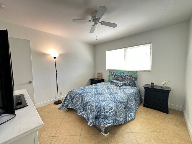 Building Photo - 4731 NE 21st Ter