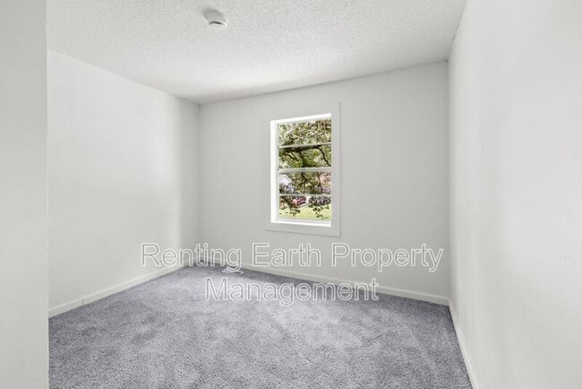 Building Photo - 705 5th Ave