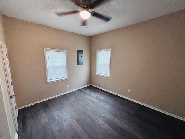 Building Photo - Charming 4-Bedroom Home in a Convenient Lo...