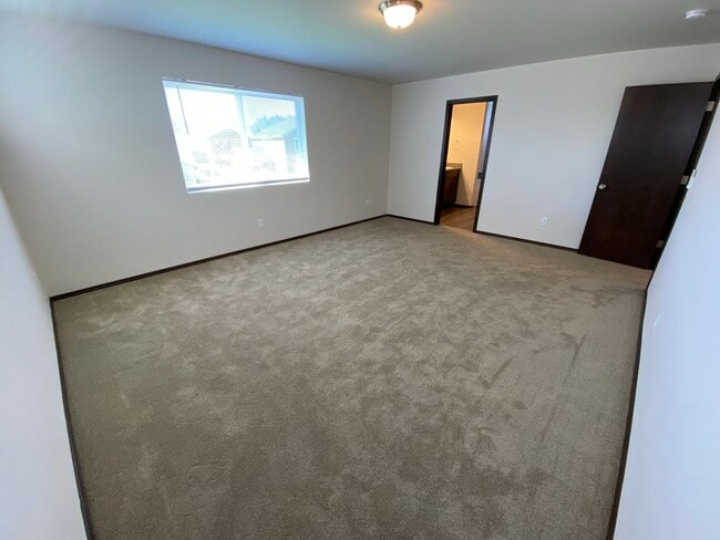 Building Photo - Newer, Spacious 5 Bedroom 3 Bed House!