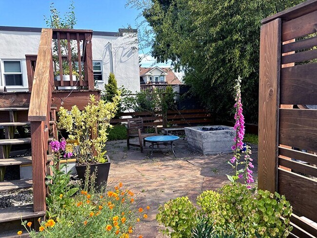 Building Photo - Spacious 4BR Capitol Hill Home with Lake W...