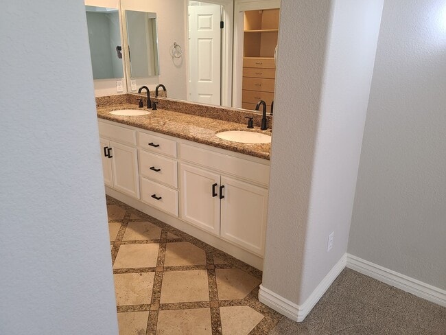 Building Photo - Great golf course views