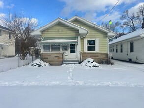 Building Photo - Two Bedroom Two Bathroom Available in Battle Creek