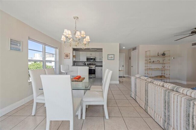 Building Photo - 2860 NE 14th St