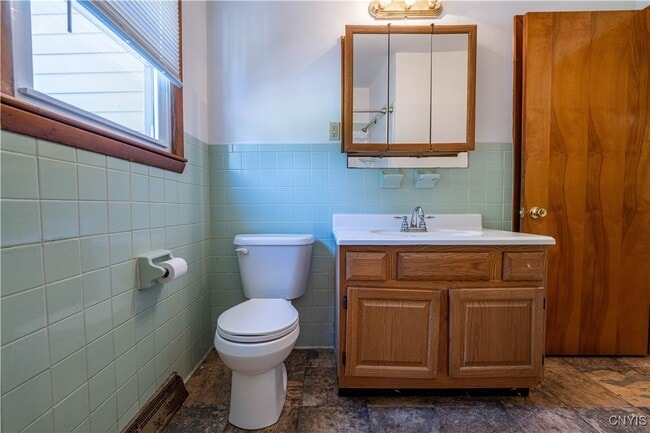 Building Photo - 8686 Maple Ln