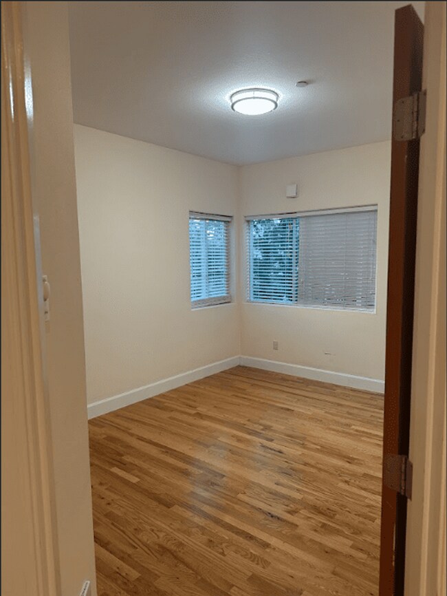 Building Photo - 916
