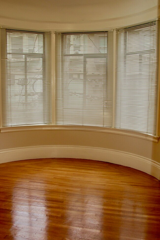 Bedroom w/ hardwood floors throughout - 1250 Jackson St