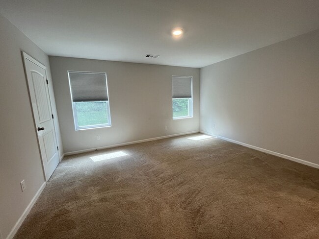 Building Photo - Townhome less than 2 miles from Downtown C...
