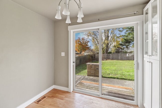 Building Photo - 3 Bed 1 Bath - Craftsman - Fenced Backyard...