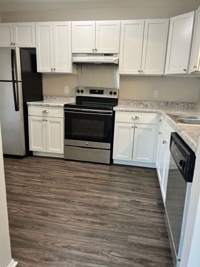 Building Photo - Charming 2-Bedroom 1 bathroom Apartment in the Heart of Chesterton!