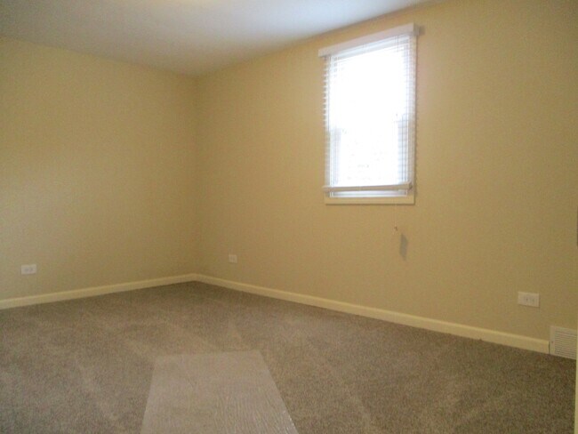 Building Photo - 448 Midway Dr