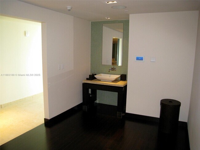 Building Photo - 900 Biscayne Blvd