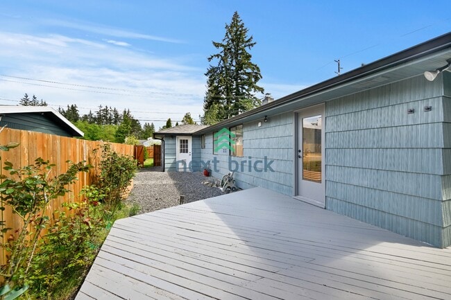 Building Photo - Charming 3-Bed, 2-Bath Remodeled Home in Prime Edmonds Location!
