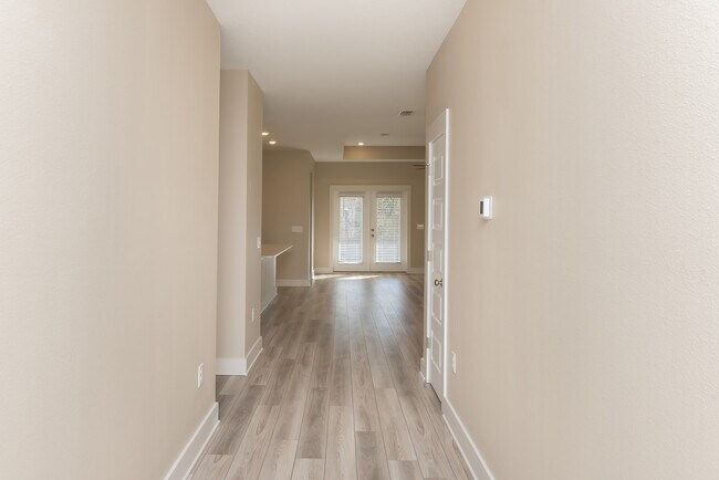 Building Photo - 1938 Westhill Dr