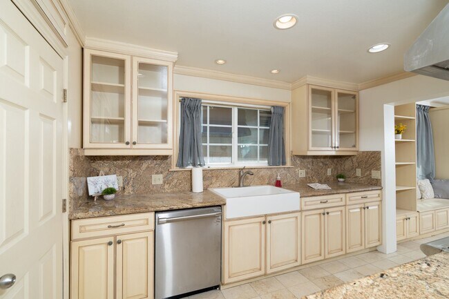 Building Photo - Beautiful & Spacious Home in Rowland Heights