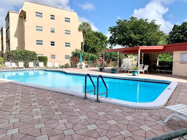 Building Photo - 1010 Country Club Dr