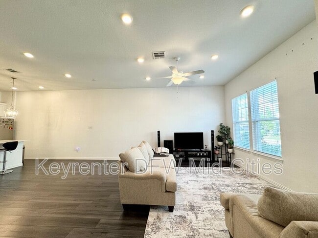 Building Photo - 9927 Tolbert St