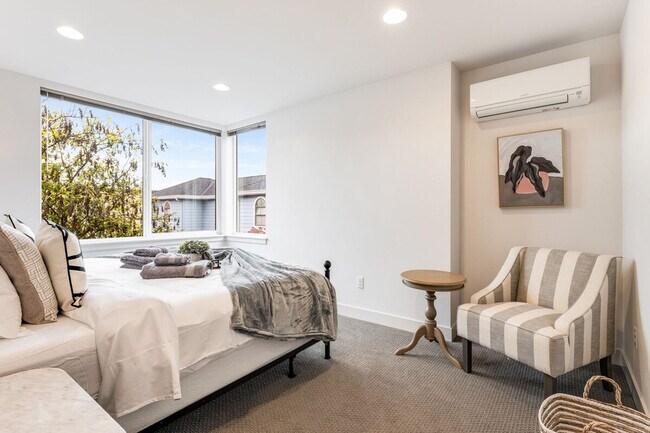 Building Photo - 2319 Franklin Ave E