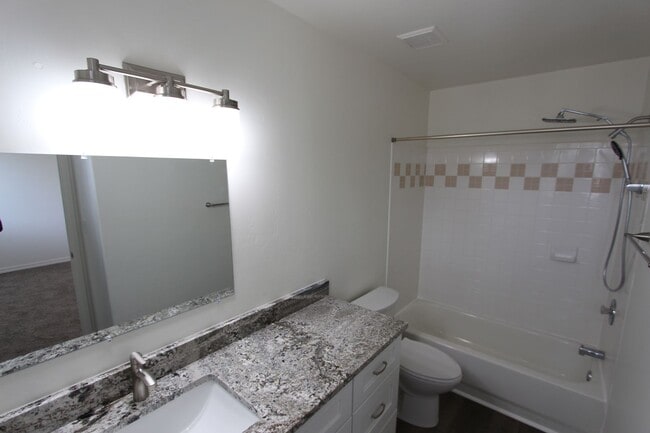 Building Photo - $500 Move-In Special | Spacious End-Unit Townhome in Village at Elk Run