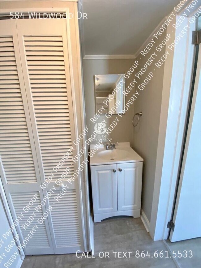 Building Photo - 584 Wildwood Dr