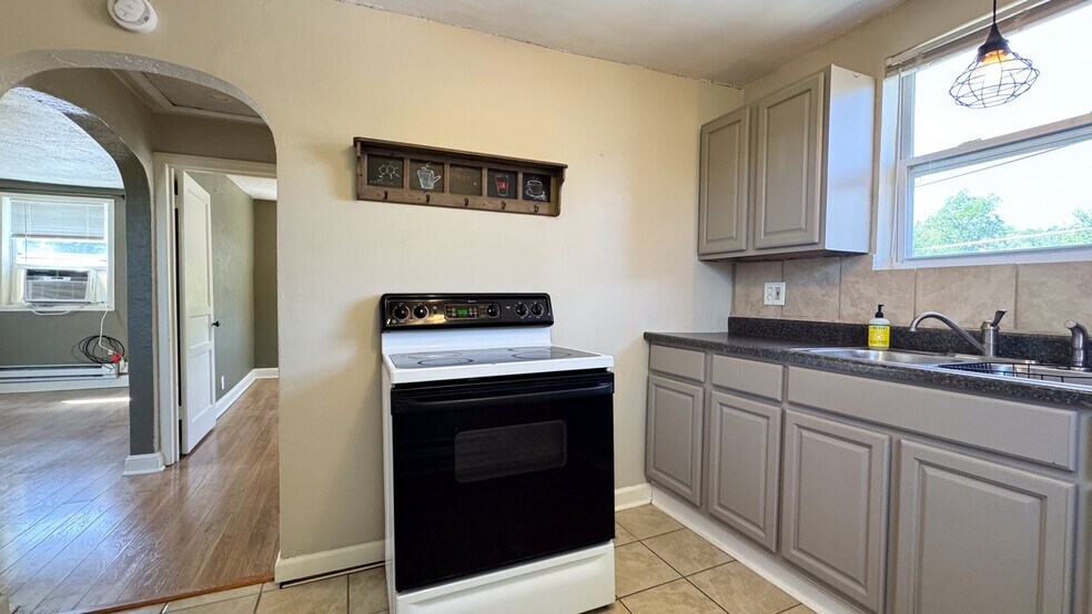 Building Photo - 321 S Walnut St