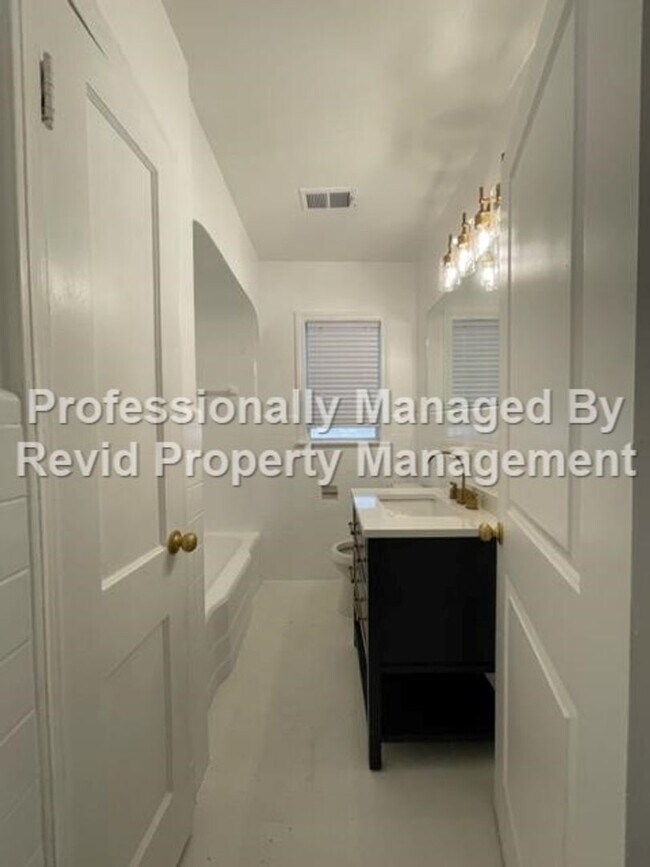 Building Photo - Beautiful 2 Bed 1 Bath near U of M!