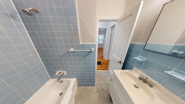 Building Photo - Charming 2 Bedroom/ 1 Bathroom Home with D...