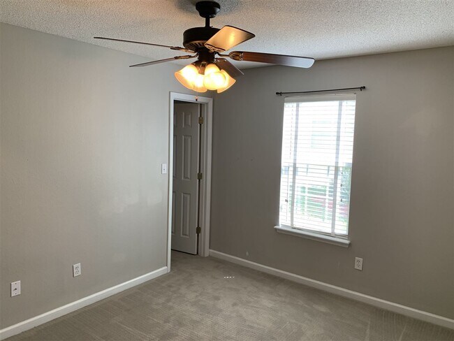 Building Photo - 2935 Glen Ives Dr