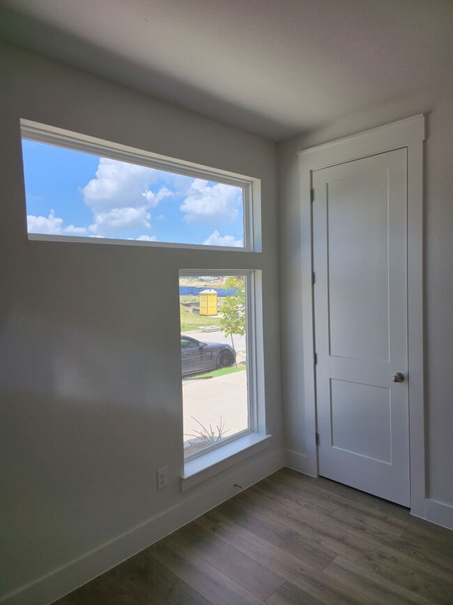 Building Photo - 808 Meadowcrest Dr
