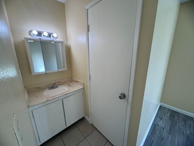 Building Photo - 3 Bedroom Home with RV Parking!