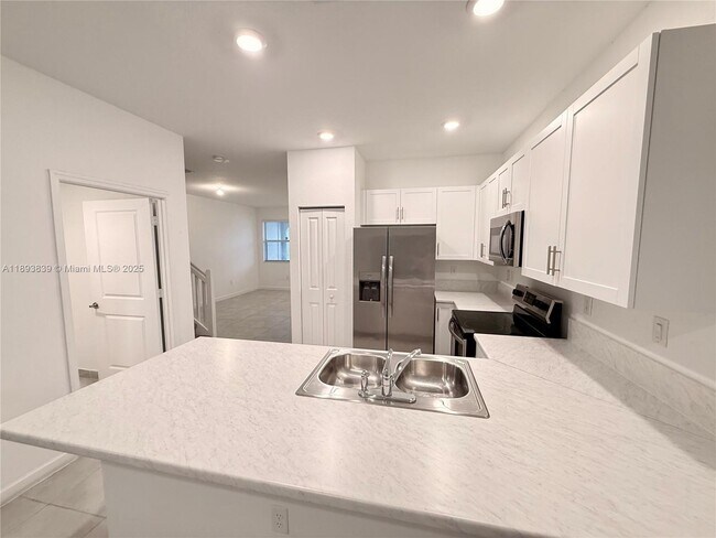 Building Photo - 2620 SE 11th Ct