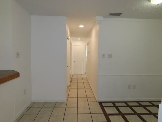 Building Photo - Quaint 3 Bedroom, 1 Bathroom Home in Whitehouse, w/ Shed for Storage